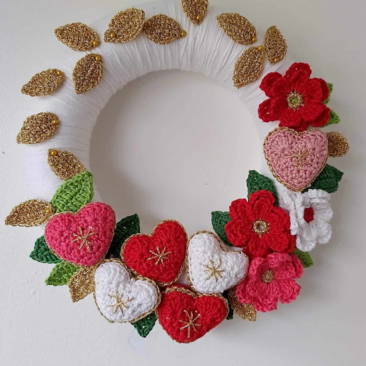 Crochet Christmas Wreath with Flowers and Hearts – Free Pattern