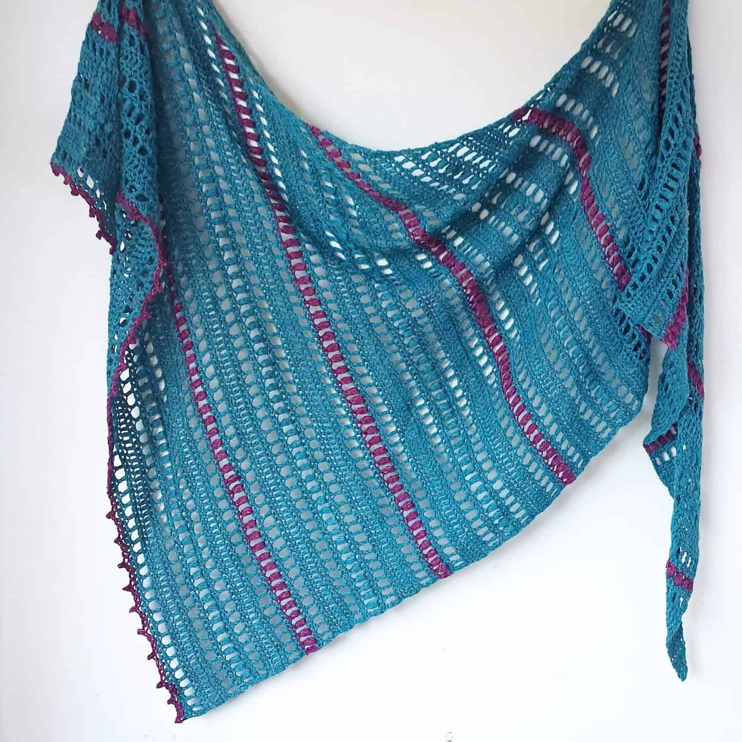 Asymmetrical triangular cloth crocheted