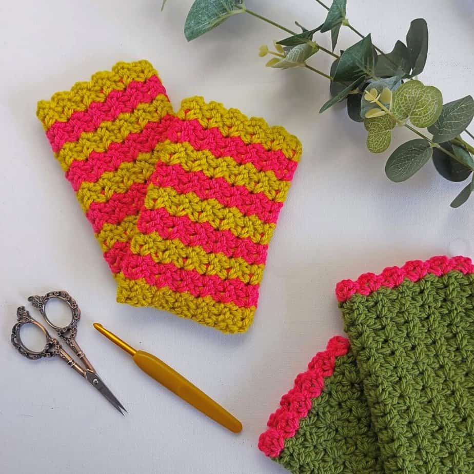 crochet fingerless gloves in stripes
