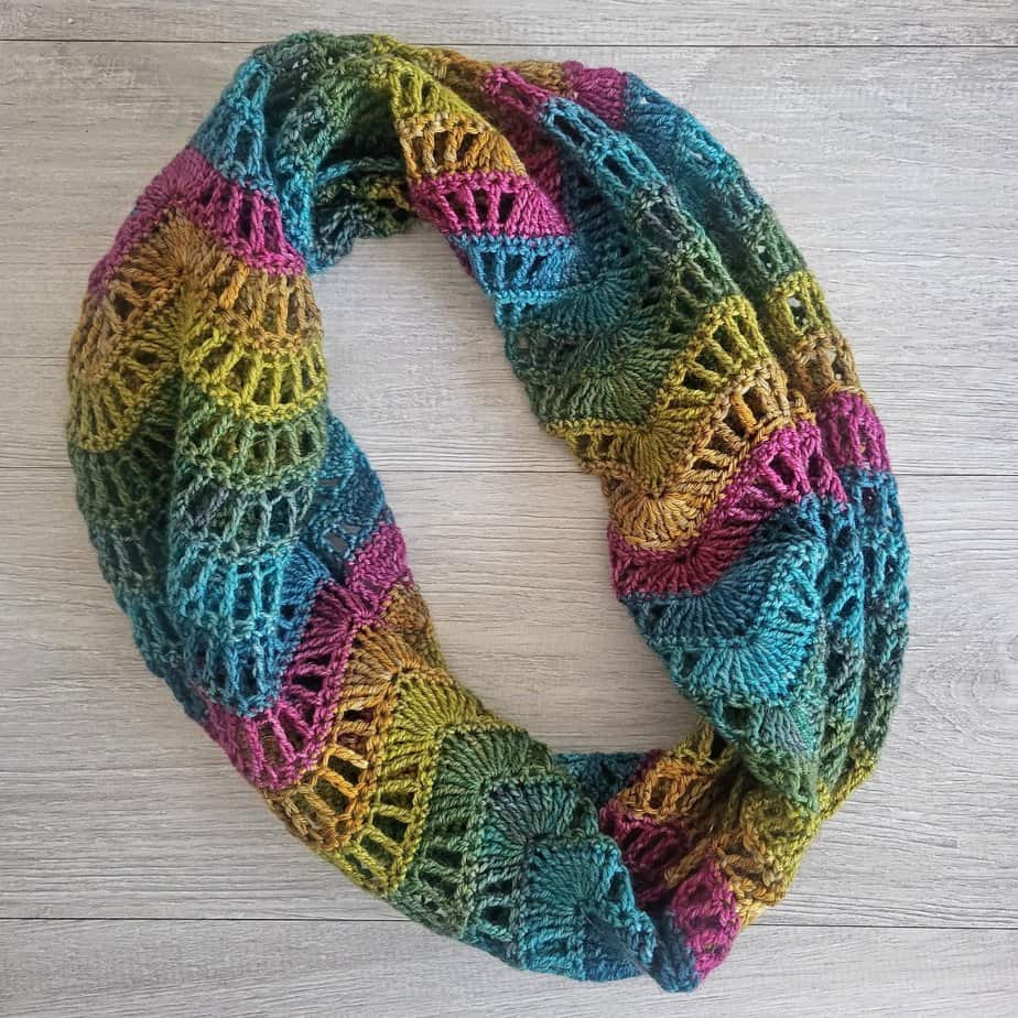 Solas - a crochet cowl pattern using mini skeins