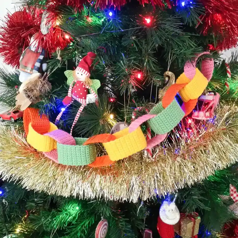 Crochet Paper Chain by Stitch by Fay